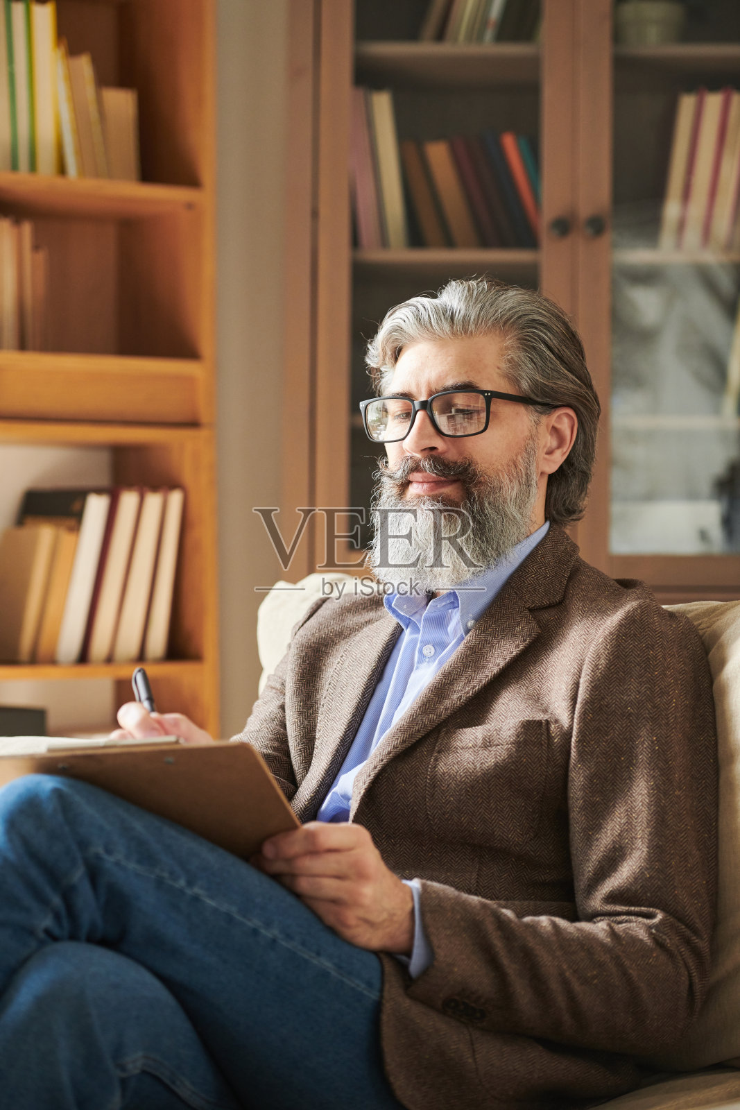 成熟的男人做笔记照片摄影图片