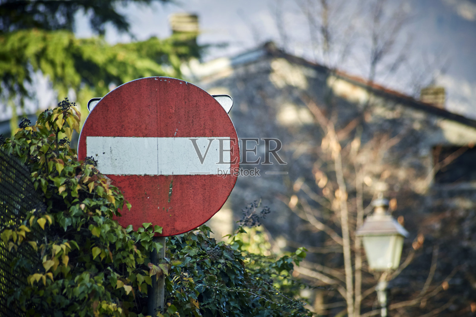 “禁止进入”、“请勿进入”，欧洲道路交通标志上的背景是古老的欧洲市中心照片摄影图片