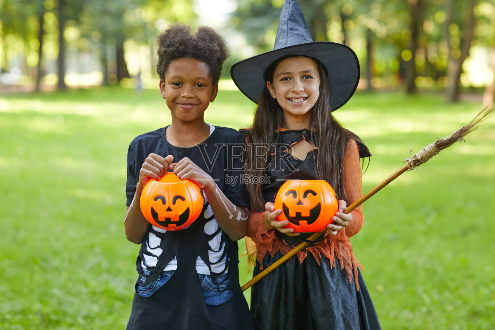 万圣节派对上的朋友照片摄影图片