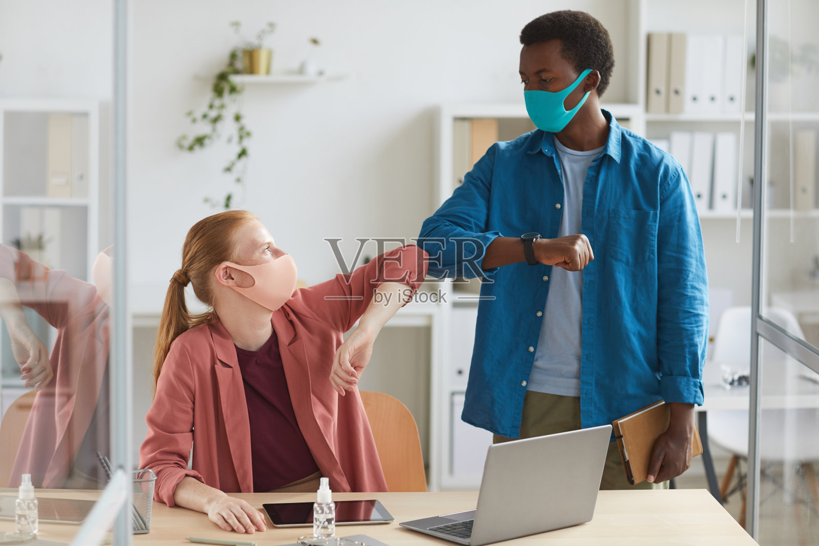 大流行后的问候照片摄影图片