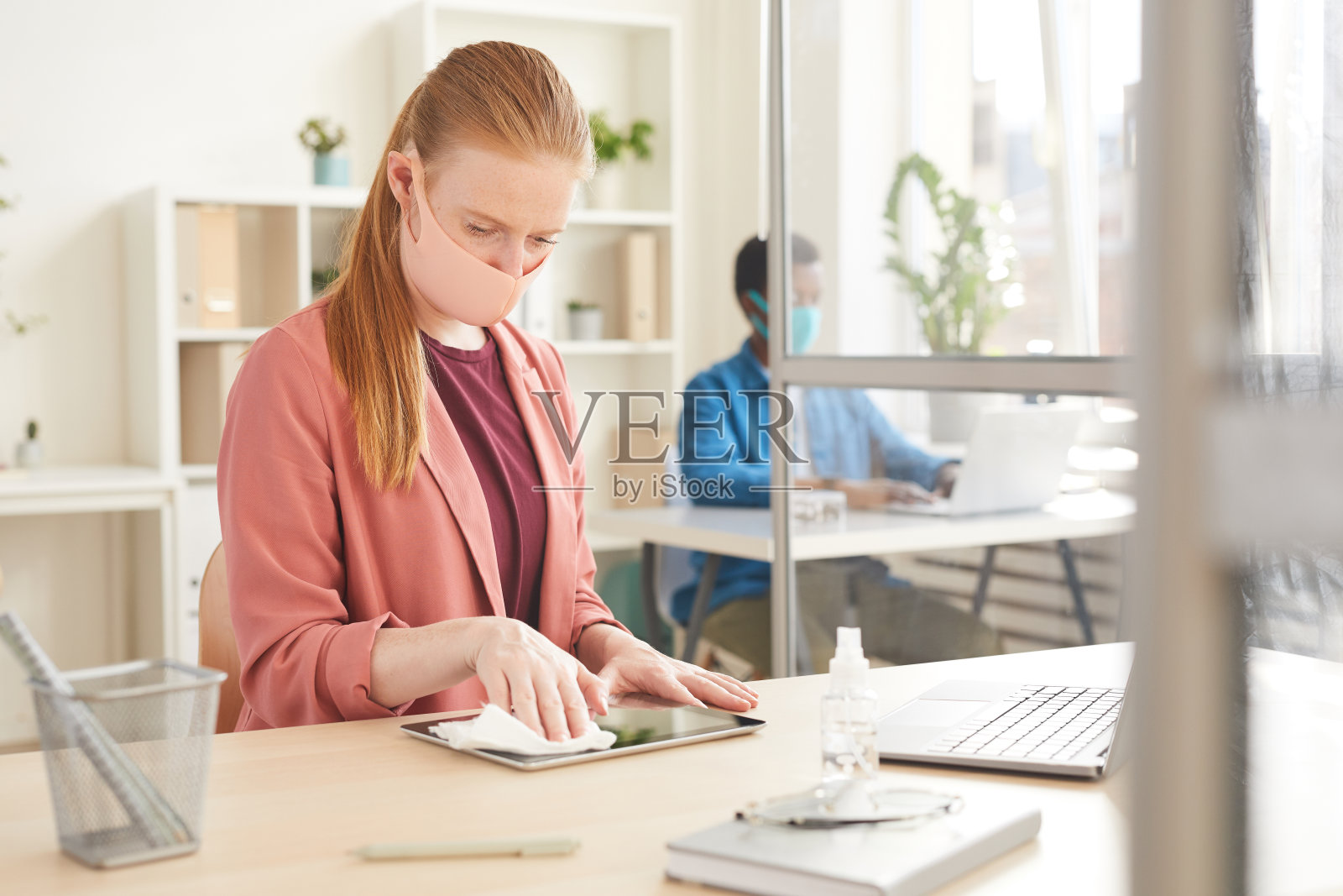 流行病后办公室的妇女照片摄影图片