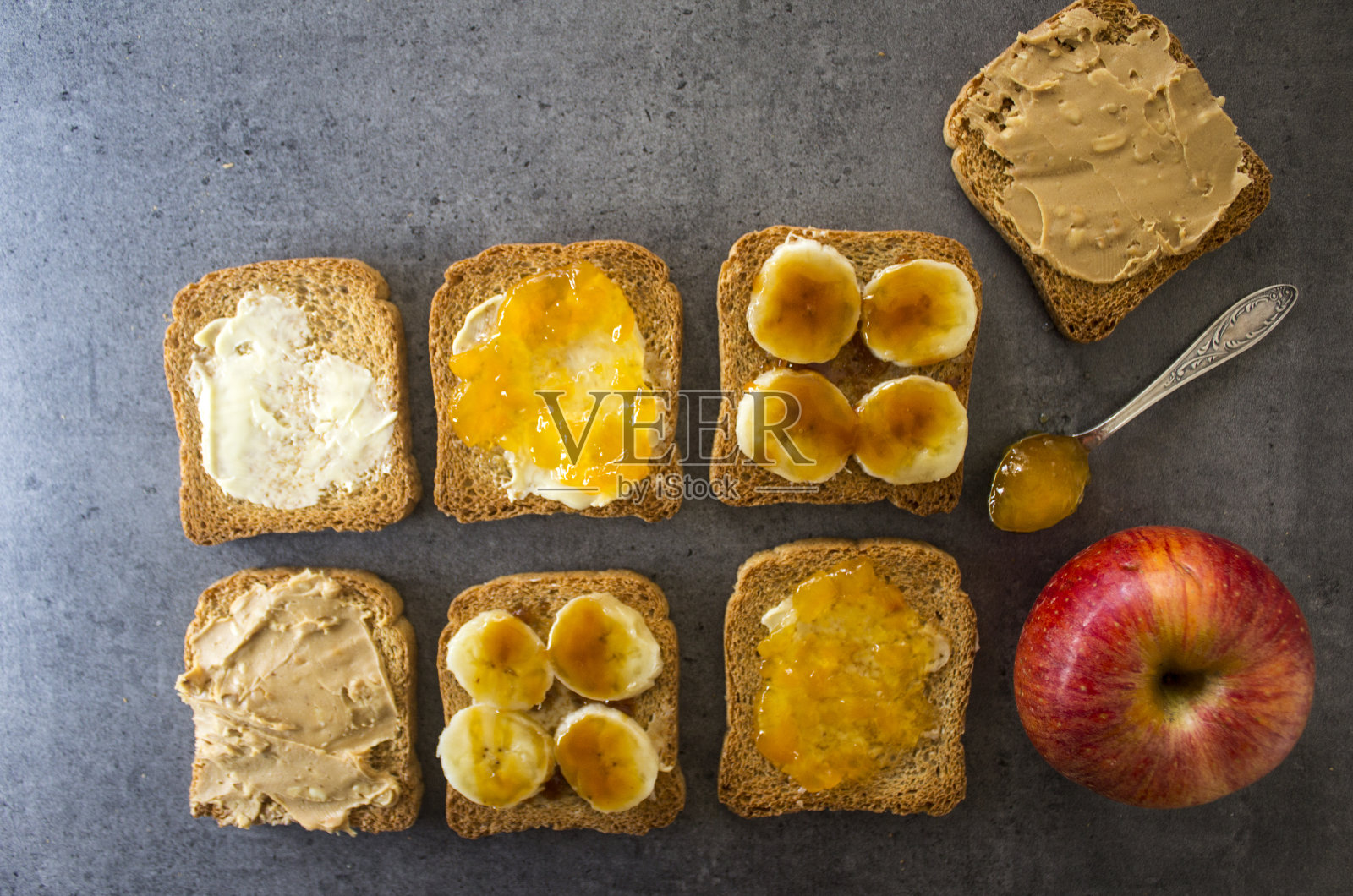 早餐时光：餐桌上的甜吐司照片摄影图片
