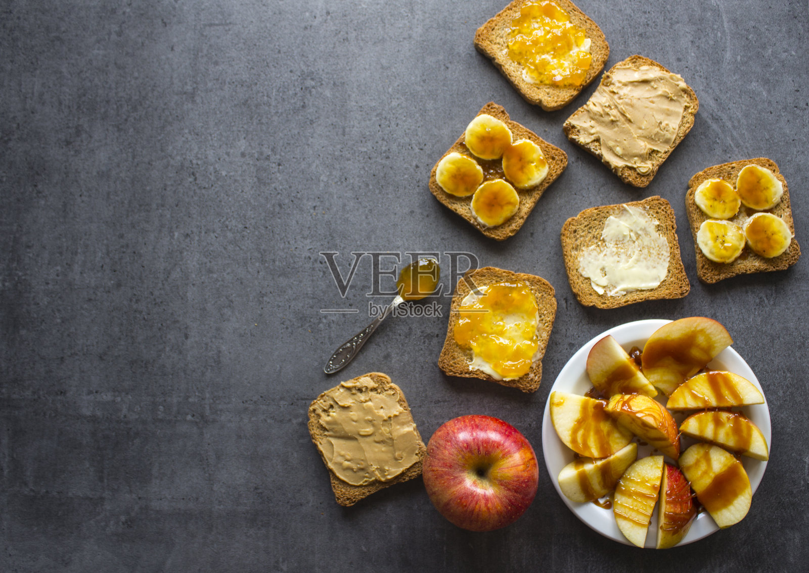 早餐时光：餐桌上的甜吐司照片摄影图片