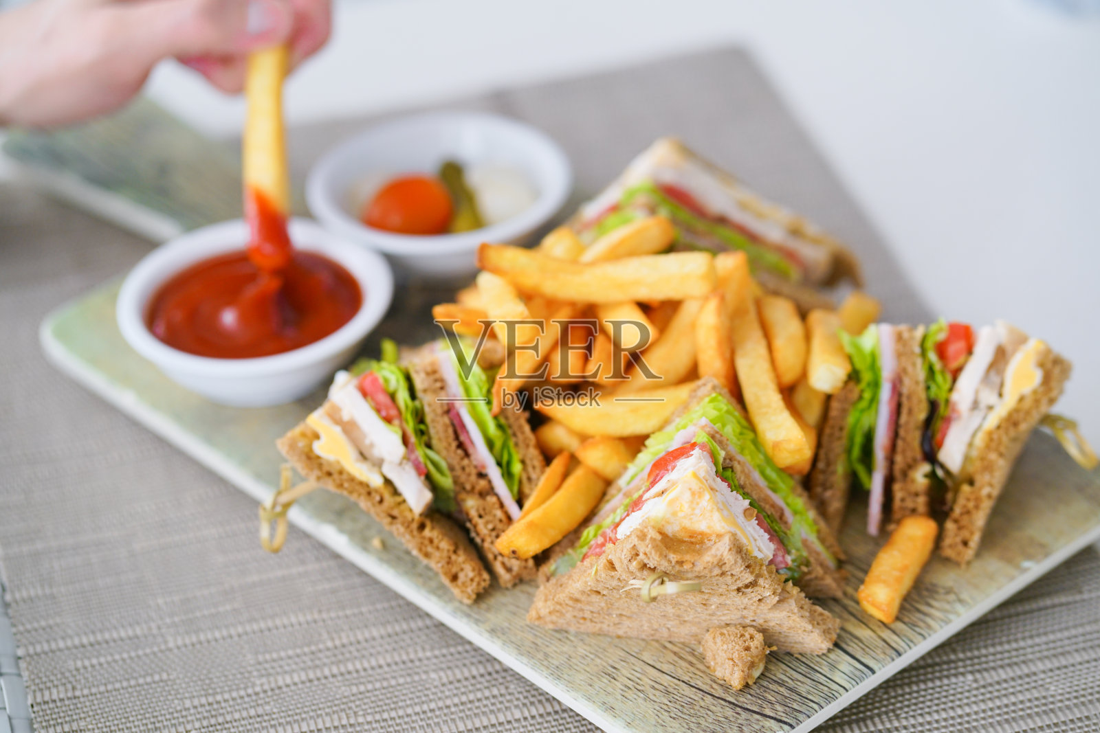 俱乐部三明治。火鸡三明治配薯条和番茄酱。软焦点和复制空间。照片摄影图片