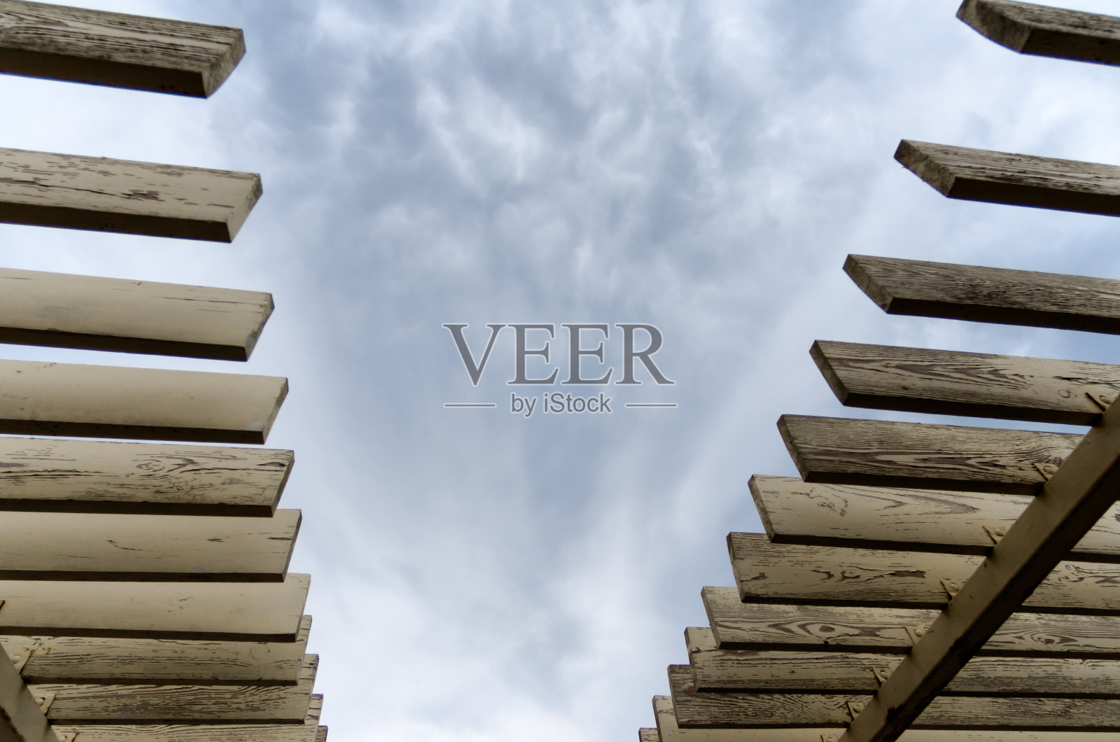 天空和云彩背景上的木板照片摄影图片