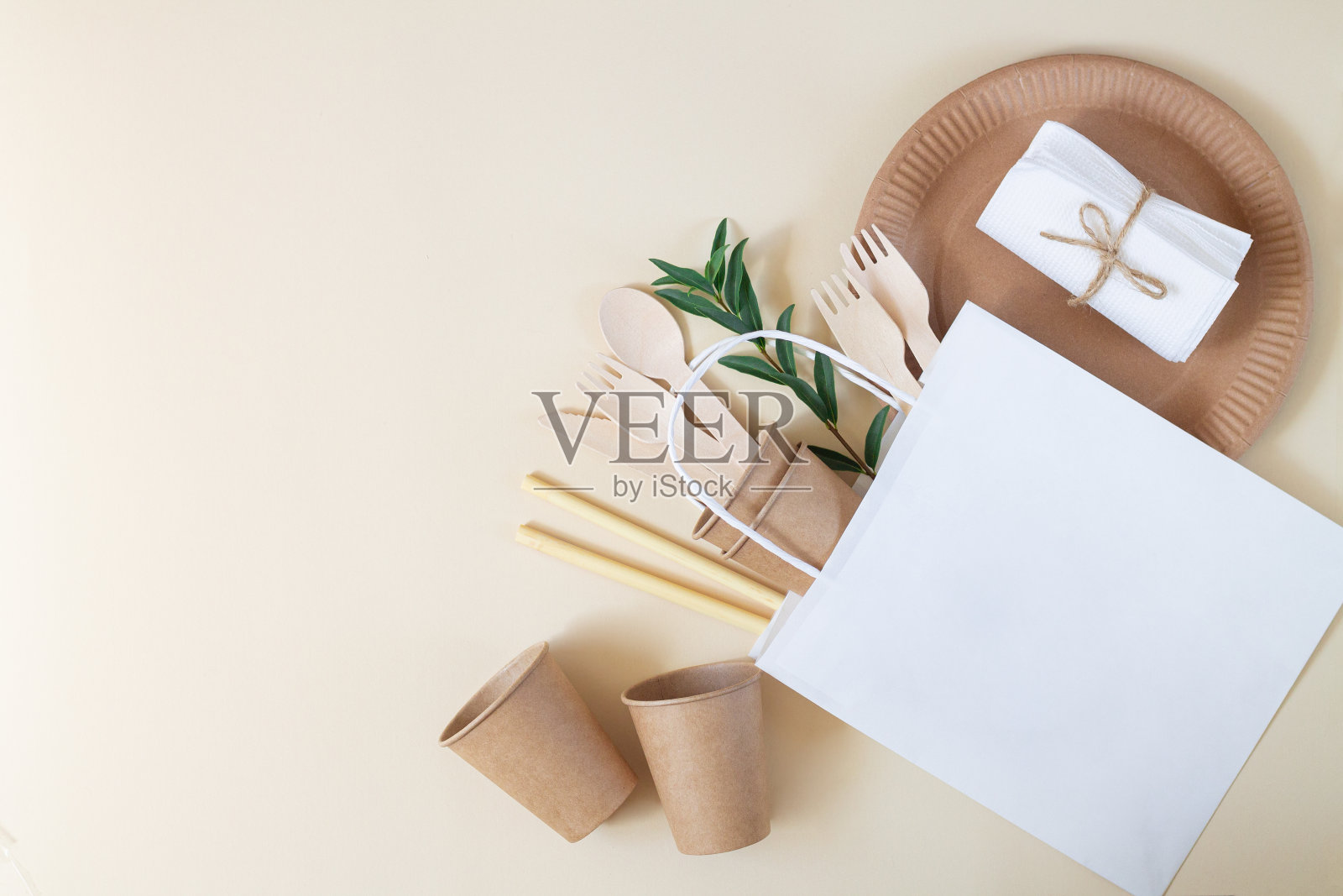 生态工艺纸、竹制餐具照片摄影图片