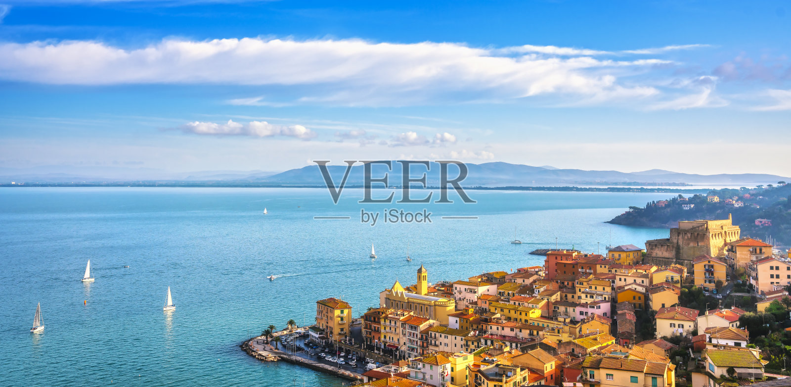 圣斯德望港村庄、教堂和城堡鸟瞰图，阿根塔里奥，托斯卡纳，意大利照片摄影图片