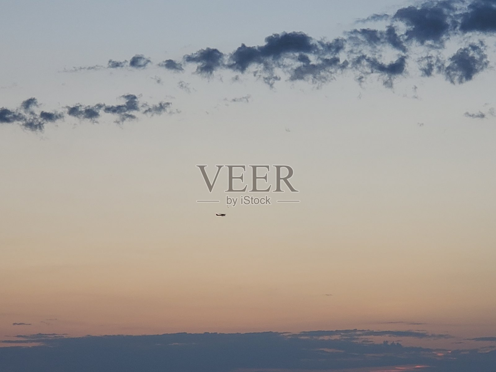 漆黑的云飞行照片摄影图片