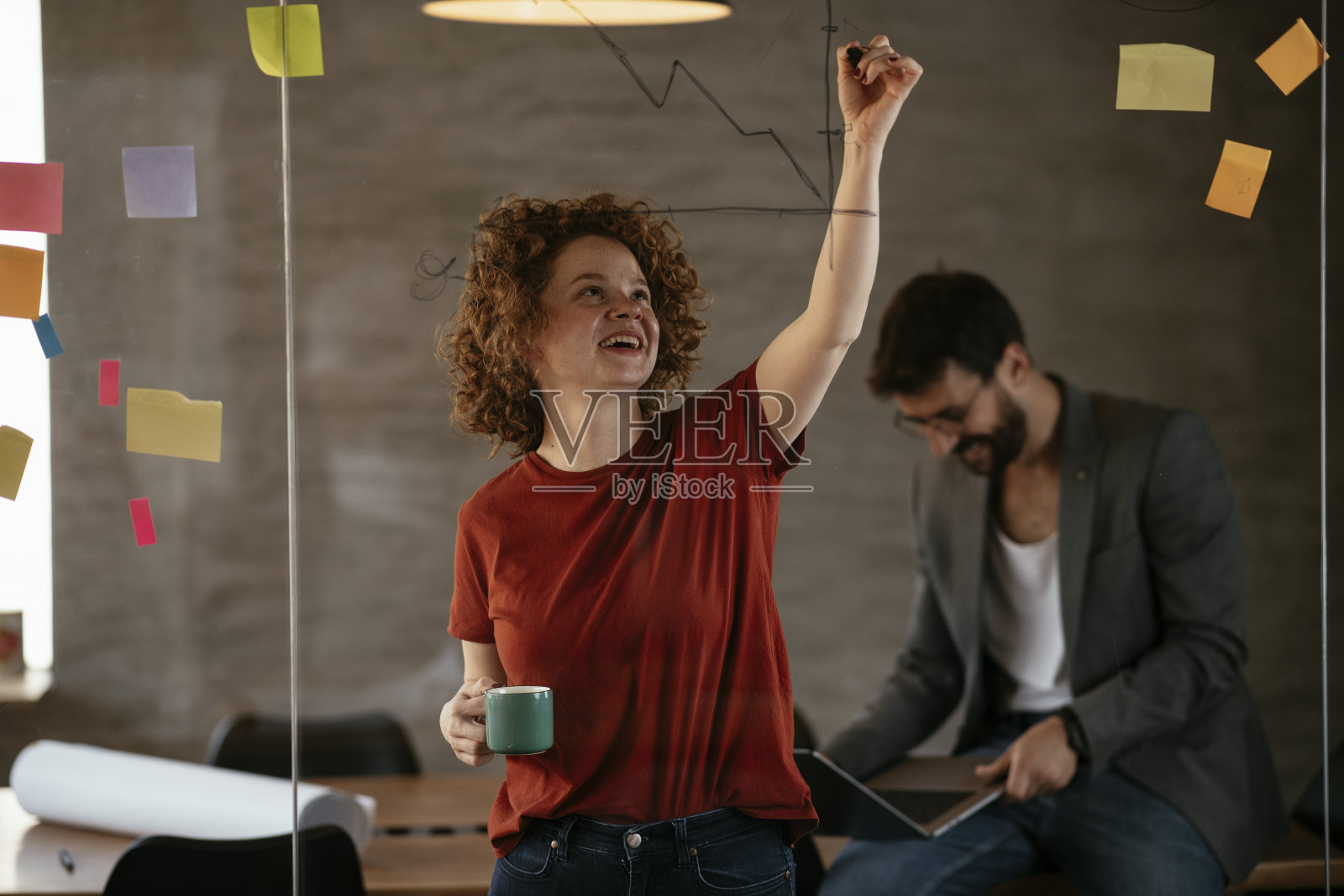 在做项目的漂亮女商人照片摄影图片
