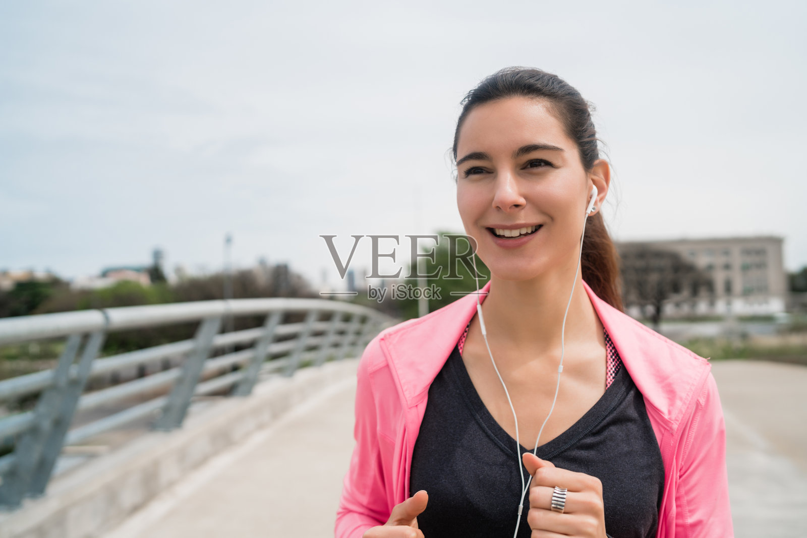 健身女性跑步的肖像。照片摄影图片