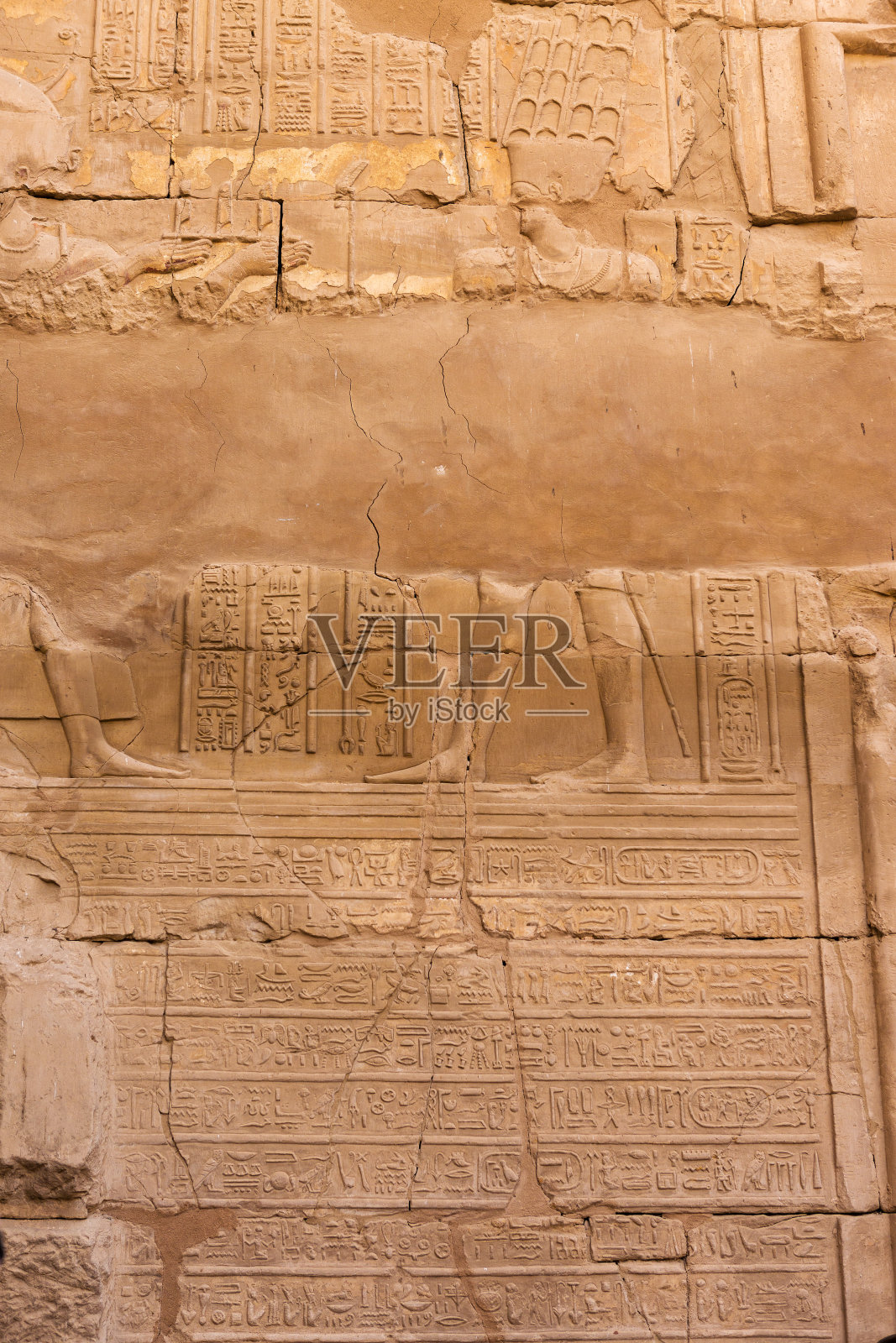 卡纳克神庙：卢克索尼罗河谷的古埃及巨型雕塑，墙上刻有浮雕象形文字照片摄影图片