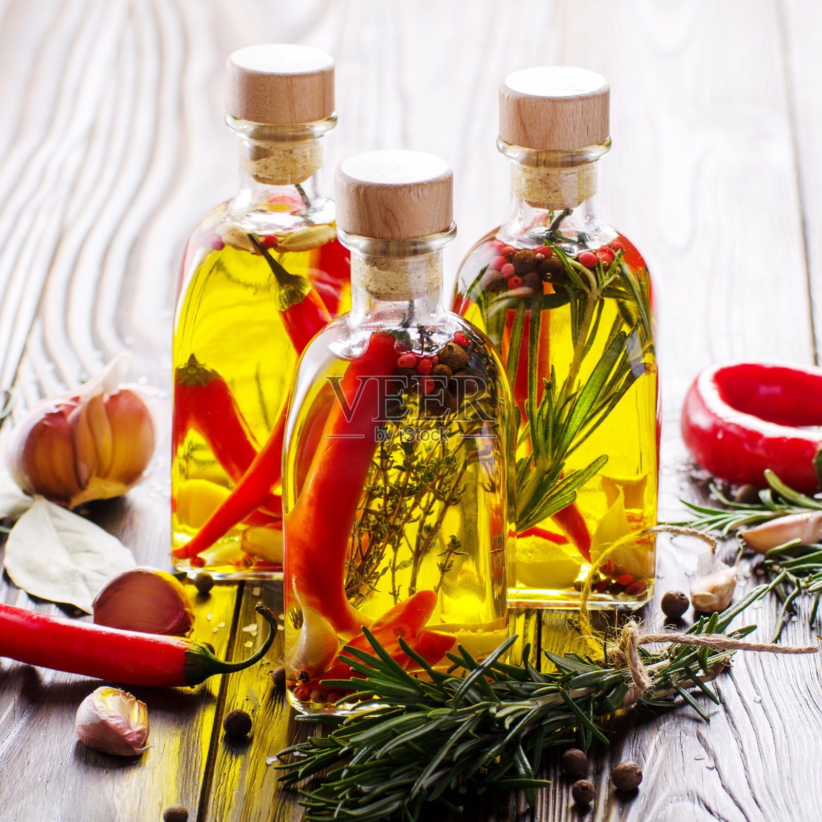 食物背景由油、调味品和香料制成，摆放在餐桌上。烹饪概念照片摄影图片