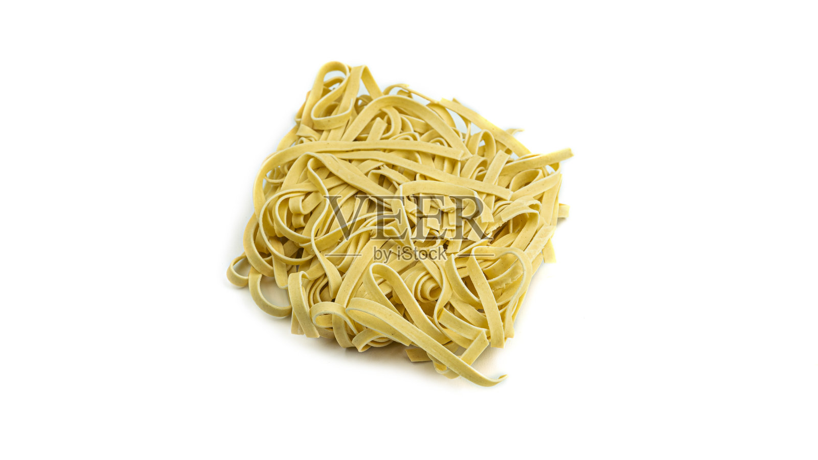 白色背景上的生方形意面照片摄影图片