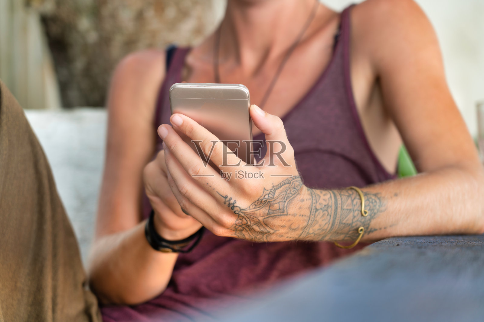 用智能手机纹身的潮女人照片摄影图片
