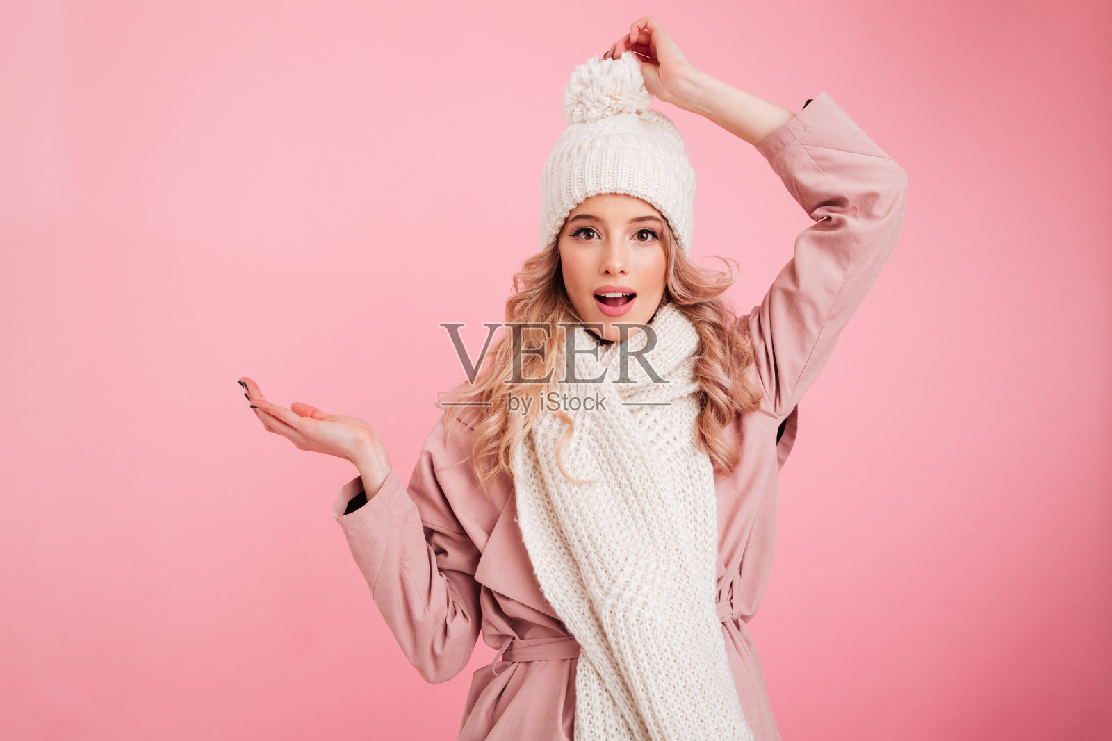 快乐的年轻女子戴着温暖的围巾照片摄影图片