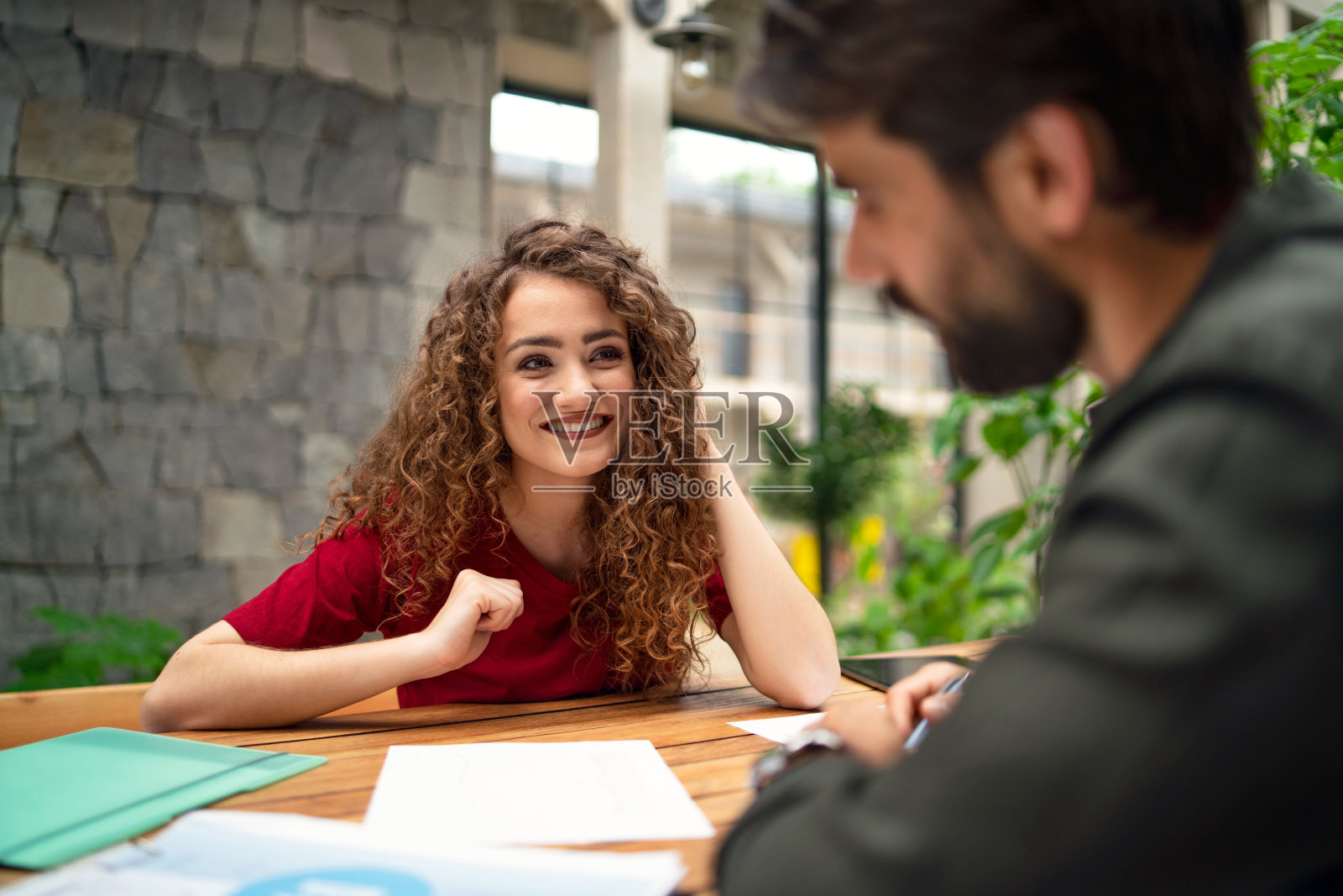 青年男女坐在室内的办公室，商务会议的概念。照片摄影图片