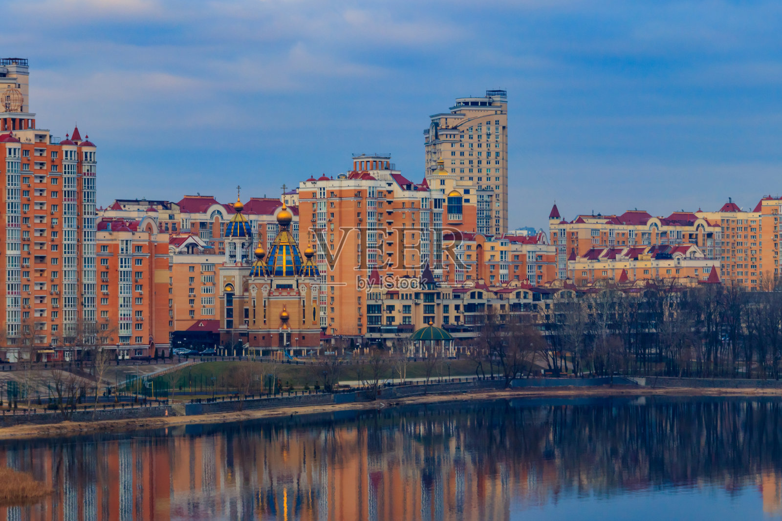 在乌克兰基辅，第聂伯河的Obolon堤岸和基督诞生教堂照片摄影图片