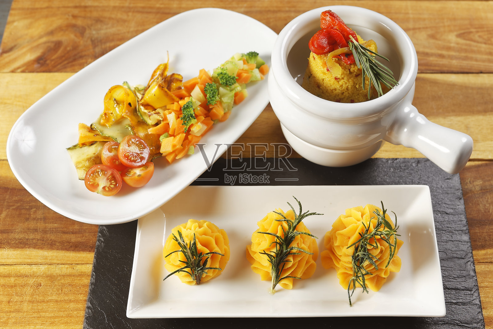 南瓜慕斯配烤蔬菜，蒸红米饭，烤土豆配奶油和火腿。照片摄影图片