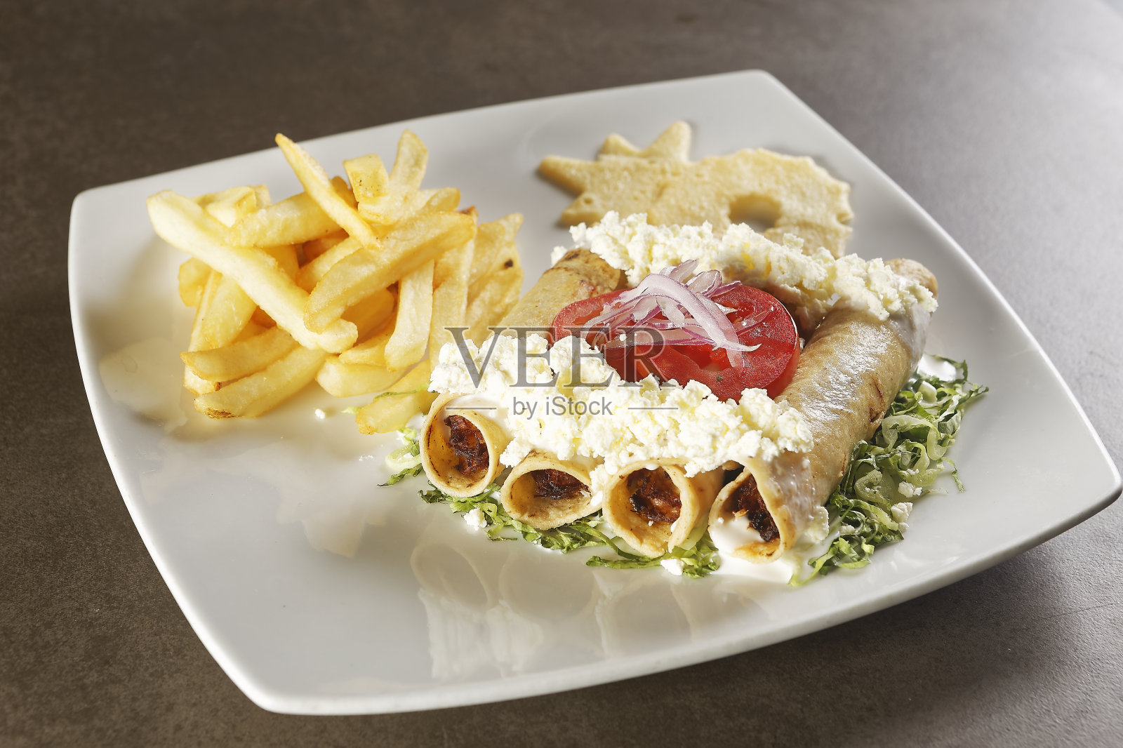 金鸡玉米饼配生菜，新鲜芝士和西红柿，配炸薯条。照片摄影图片