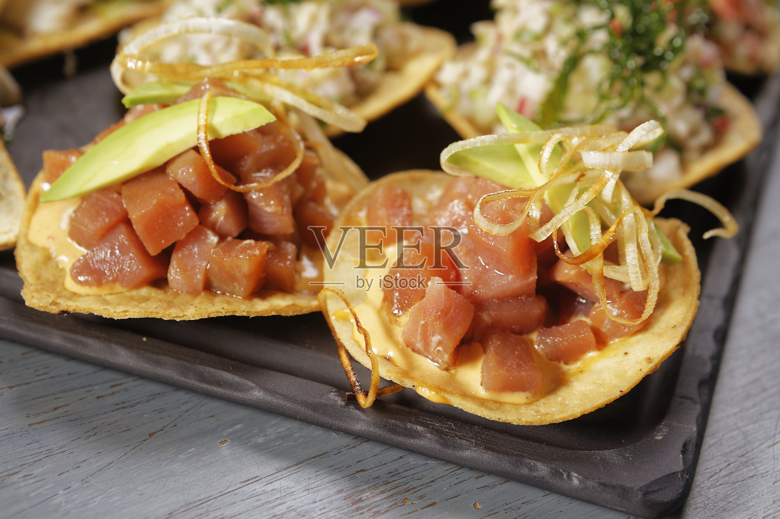 金枪鱼、虾和章鱼吐司零食配萝卜、黄瓜和鳄梨。照片摄影图片