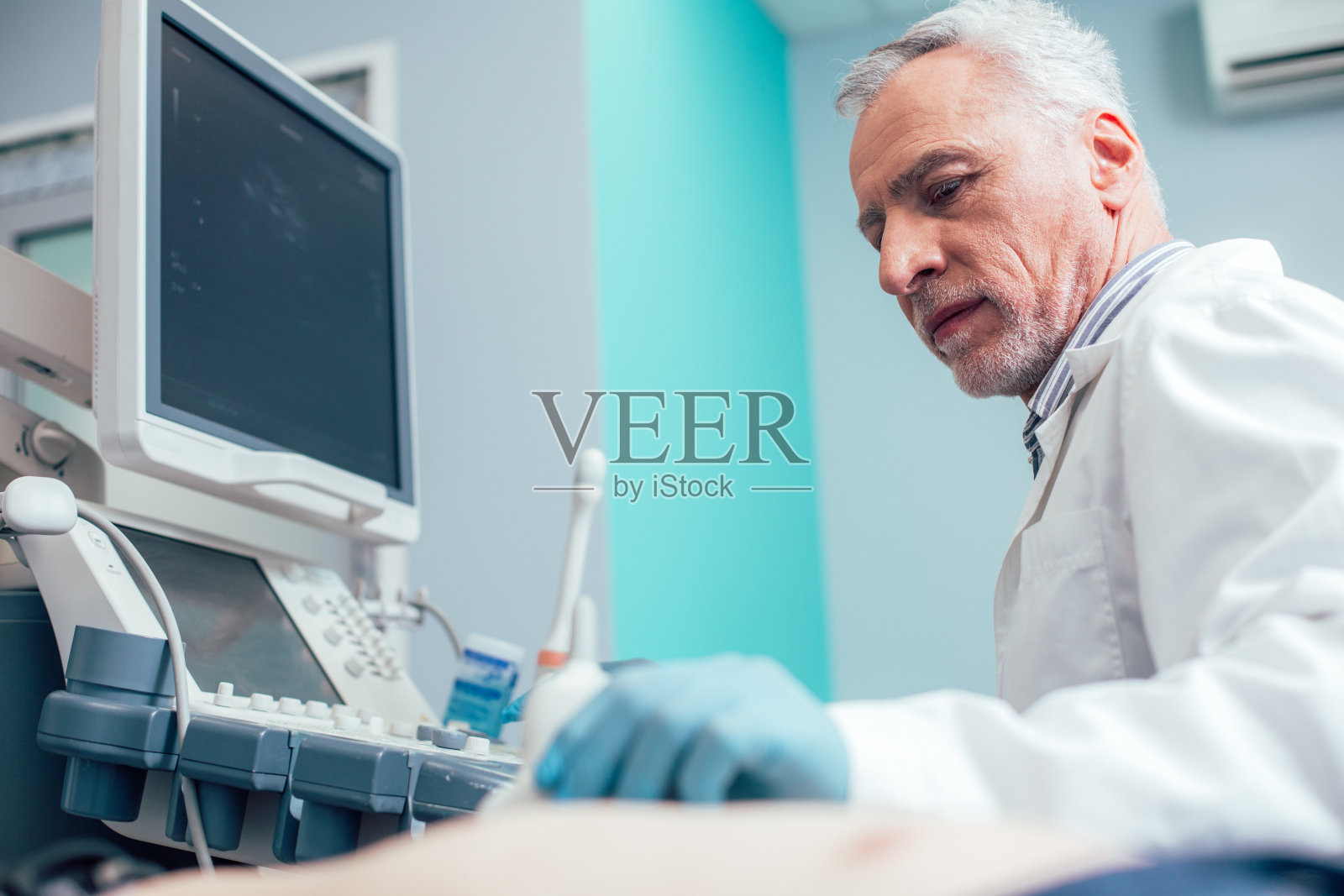 在治愈疾病之前进行专业的超声诊断照片摄影图片