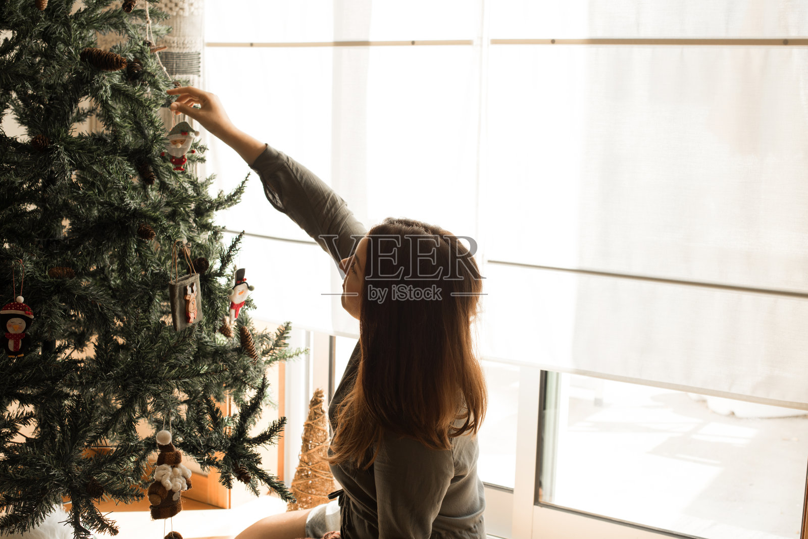女人装饰圣诞树照片摄影图片