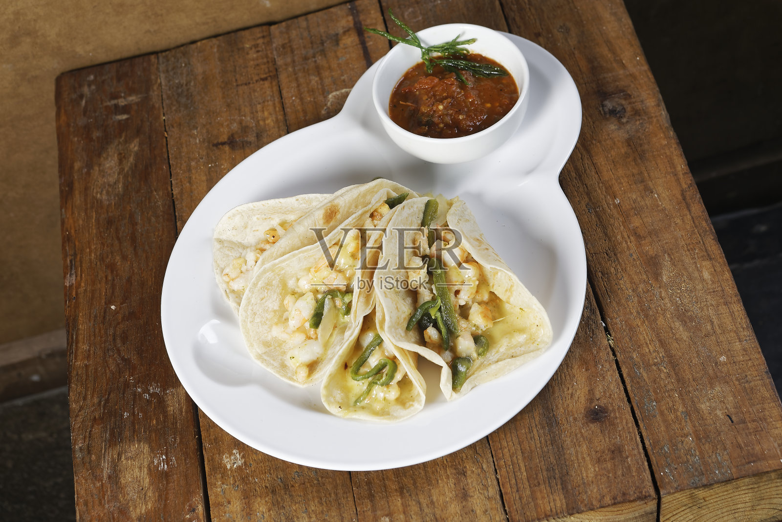 四个虾玉米饼加辣椒片和面粉玉米饼加红酱照片摄影图片