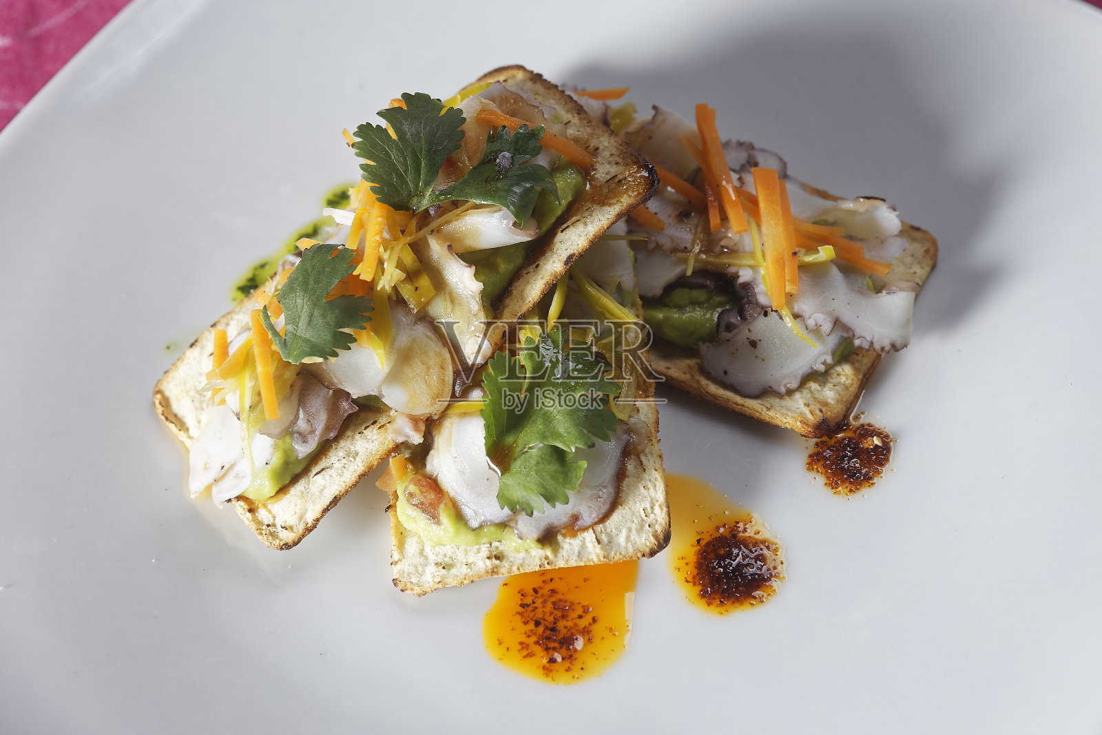 芒果酱鱼片和胡椒条的零食，放在饼干上。照片摄影图片