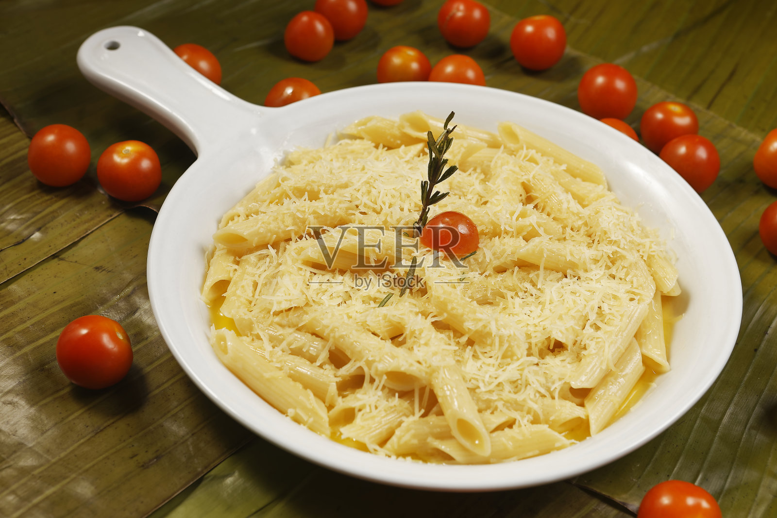 大蒜沙司、帕尔玛干酪和樱桃番茄意大利面照片摄影图片