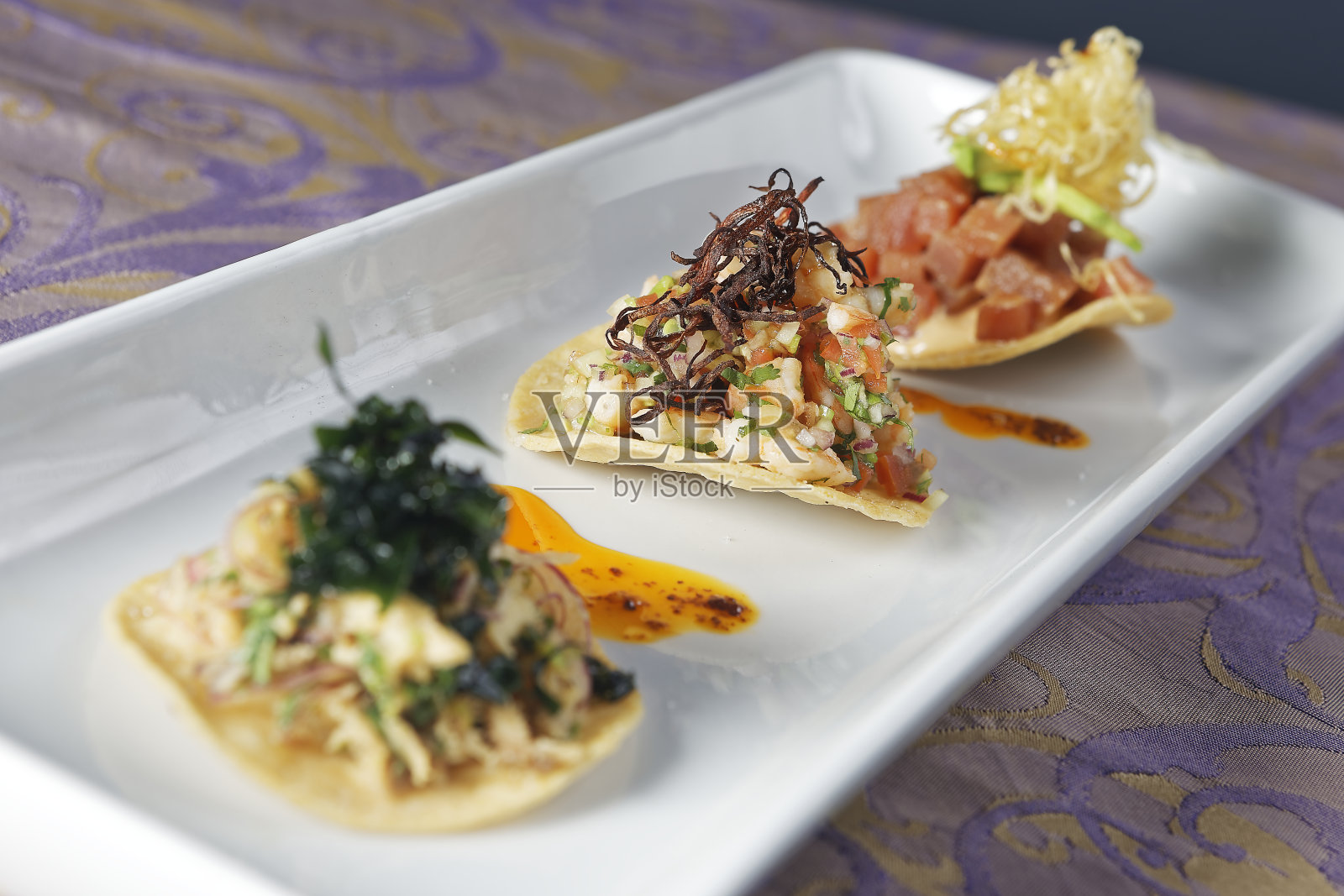 虾，金枪鱼和鱼烤面包与芳香香料。照片摄影图片