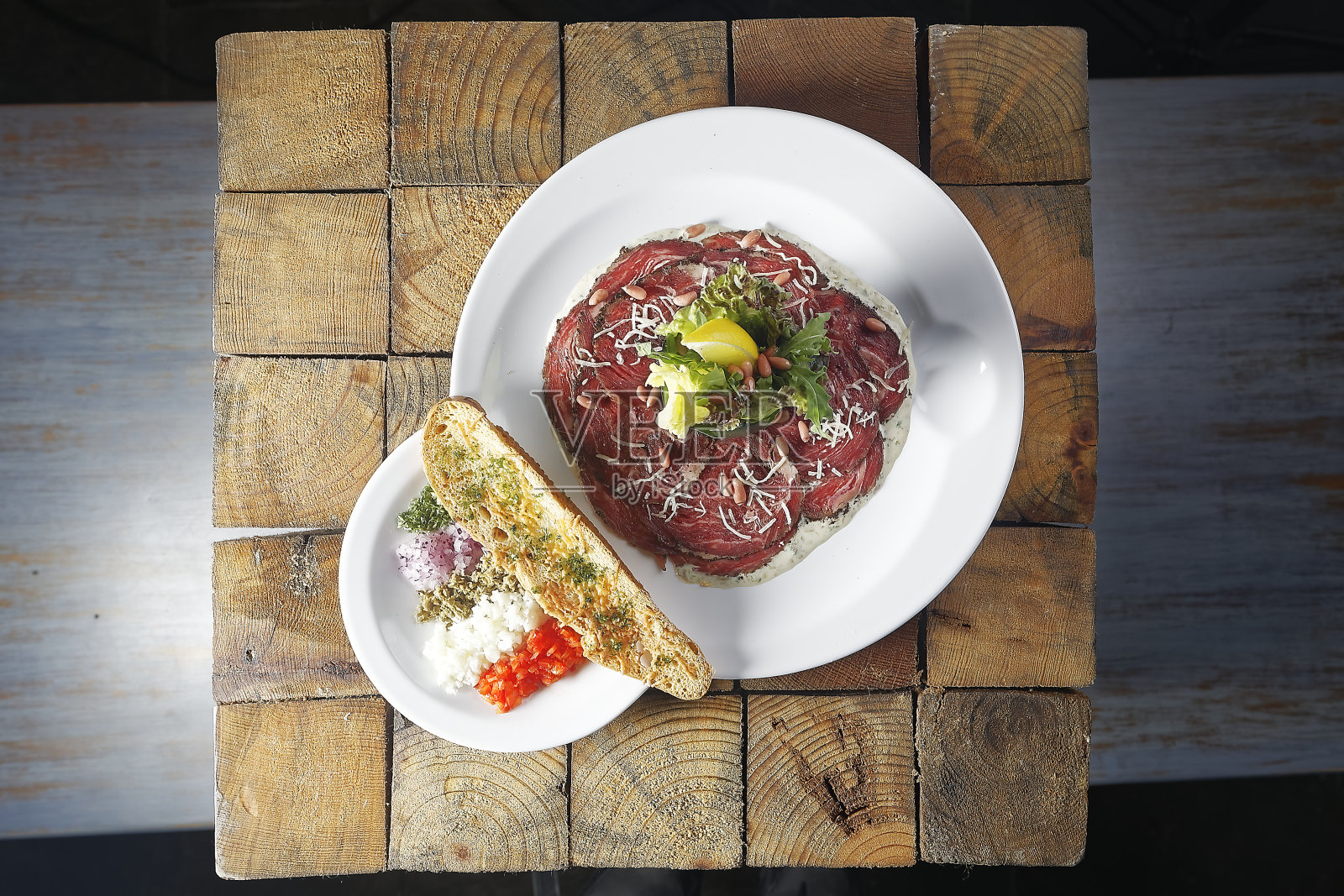 牛肉片配吐司和生菜沙拉。照片摄影图片