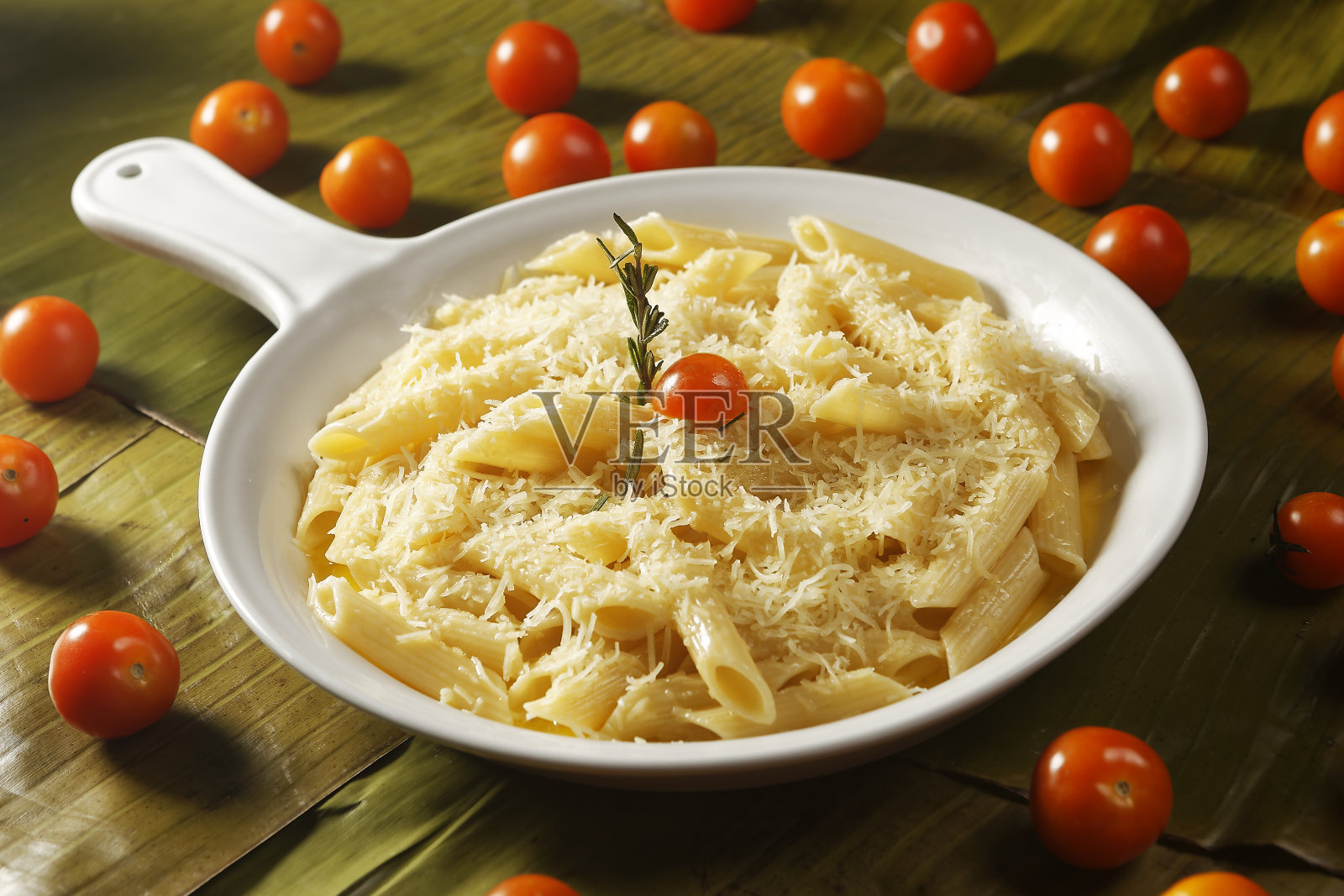 大蒜沙司、帕尔玛干酪和樱桃番茄意大利面照片摄影图片