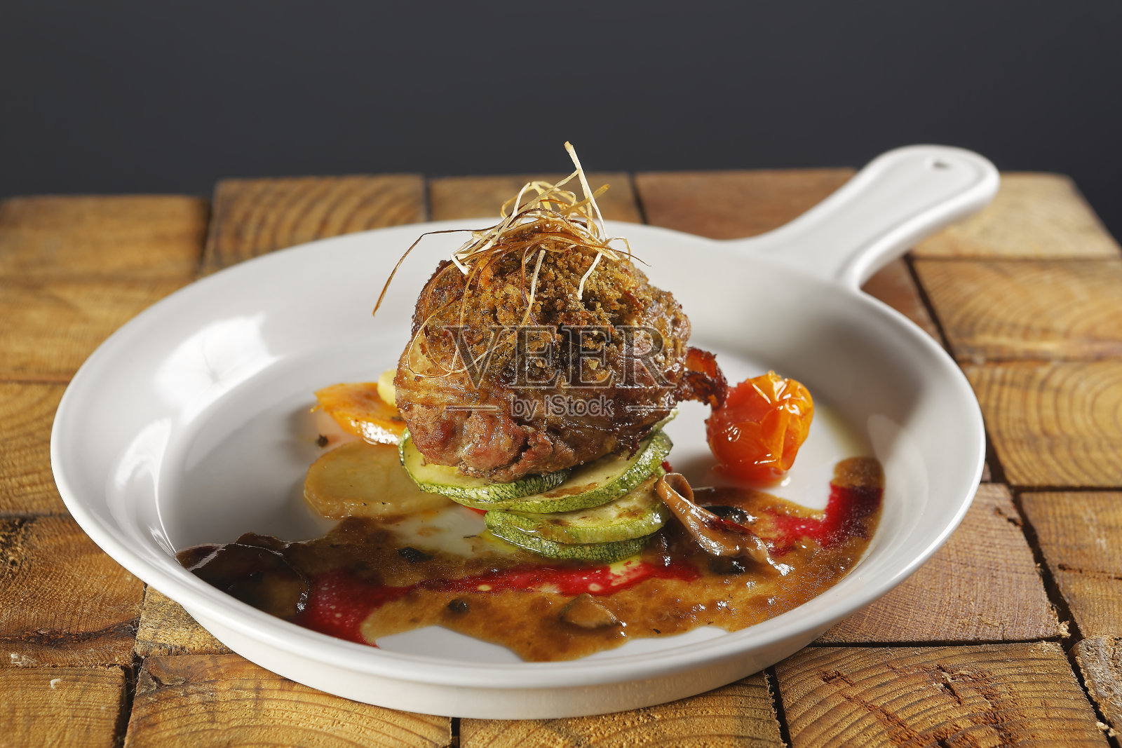 烤牛肉，培根，樱桃番茄和南瓜酱。照片摄影图片