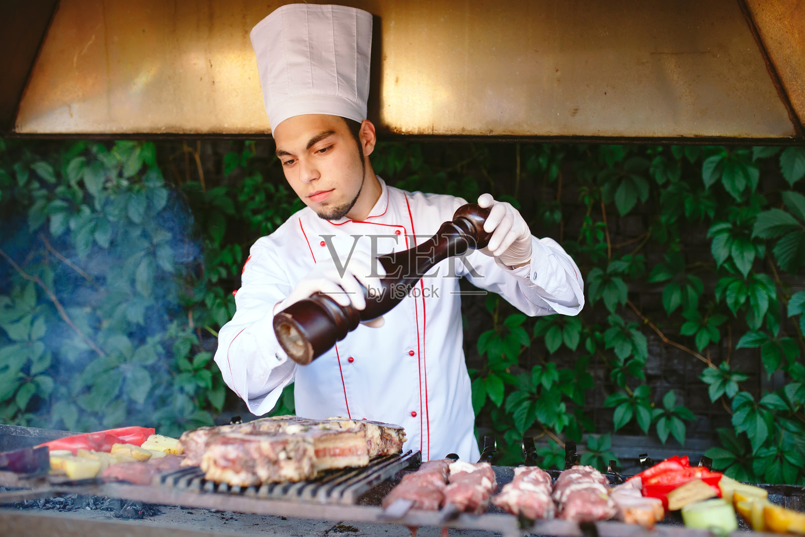 厨师准备烤肉。照片摄影图片