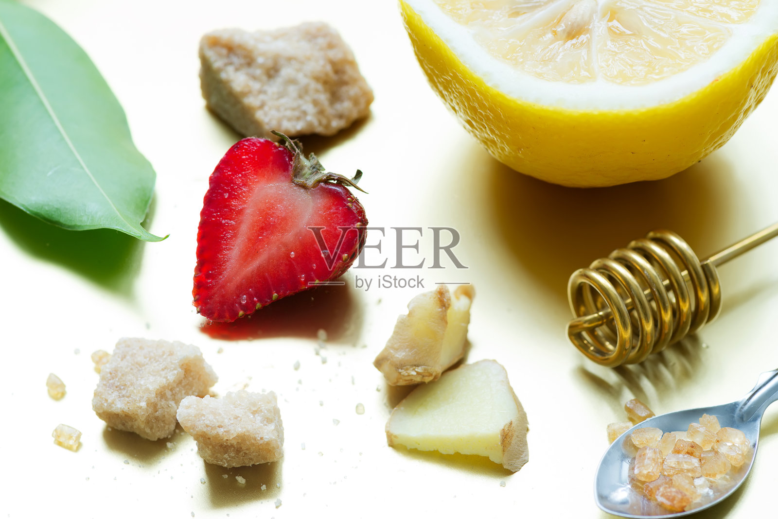 天然有机成分，准备自制的清爽鸡尾酒或饮料在一个轻的背景。照片摄影图片