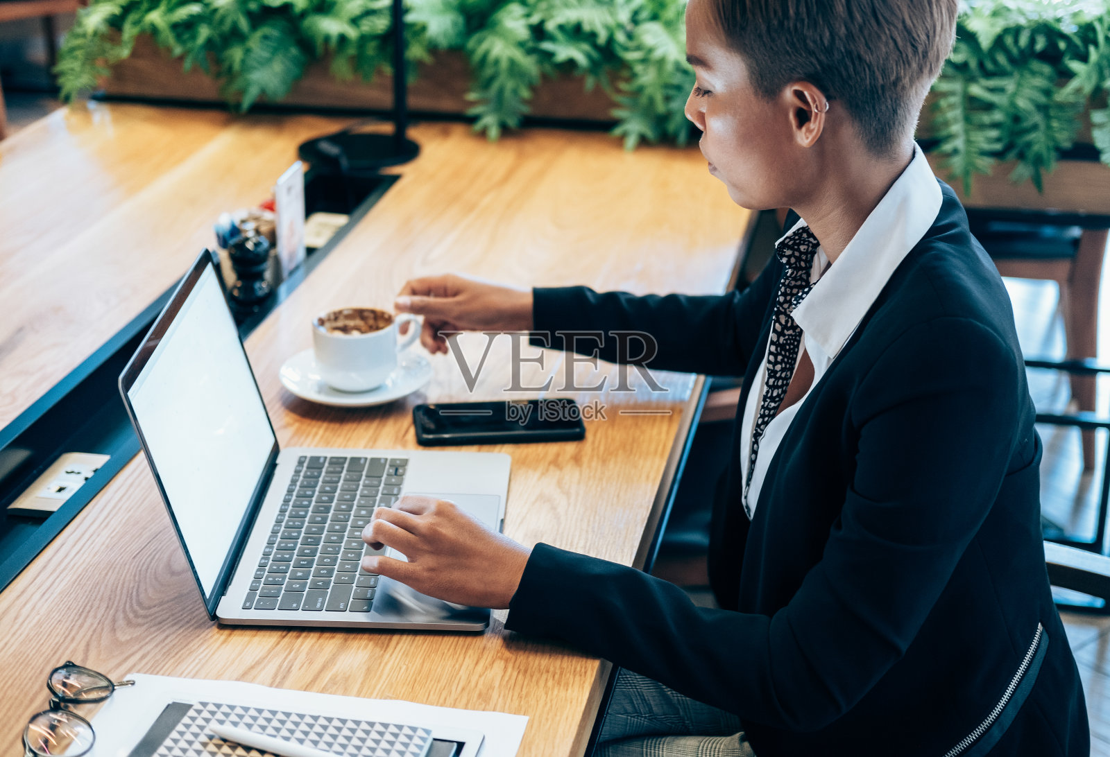 商务女性喝咖啡和工作在笔记本电脑与空白的库存照片照片摄影图片