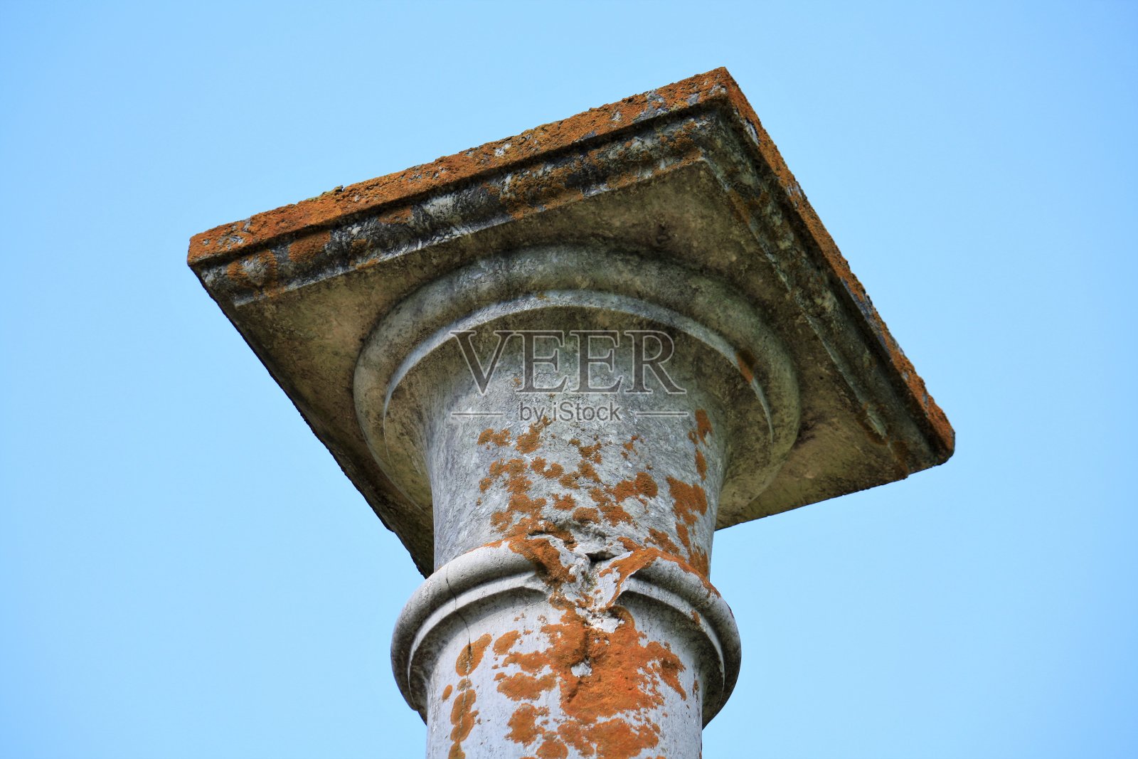 一根古色古香的柱子顶着天空照片摄影图片