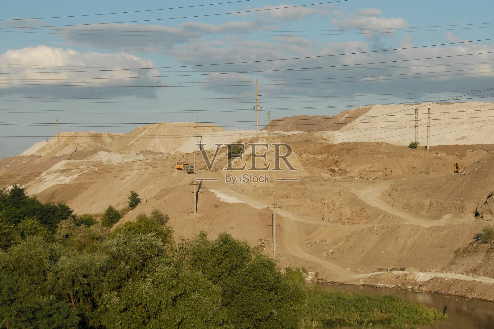沙质山脉在湖泊倒影中采石场照片摄影图片