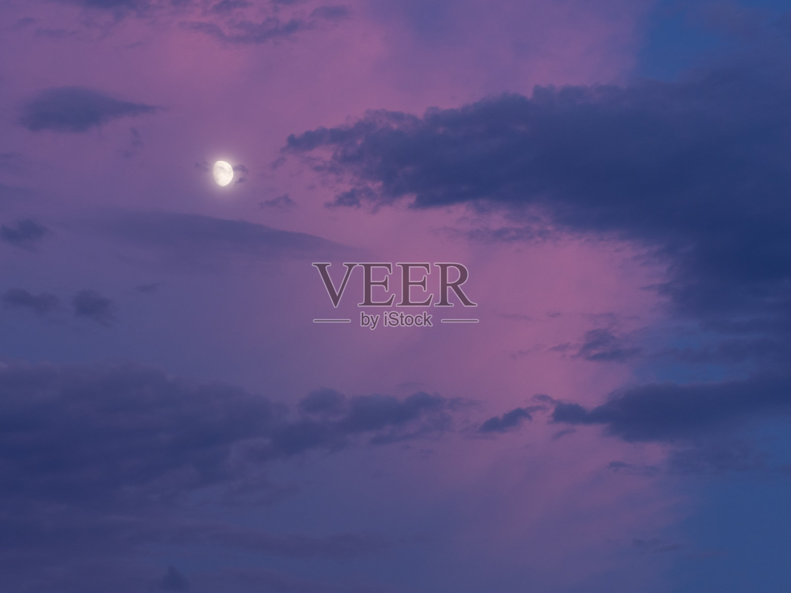 水平照片月亮被蓝色和粉红色的云照亮照片摄影图片