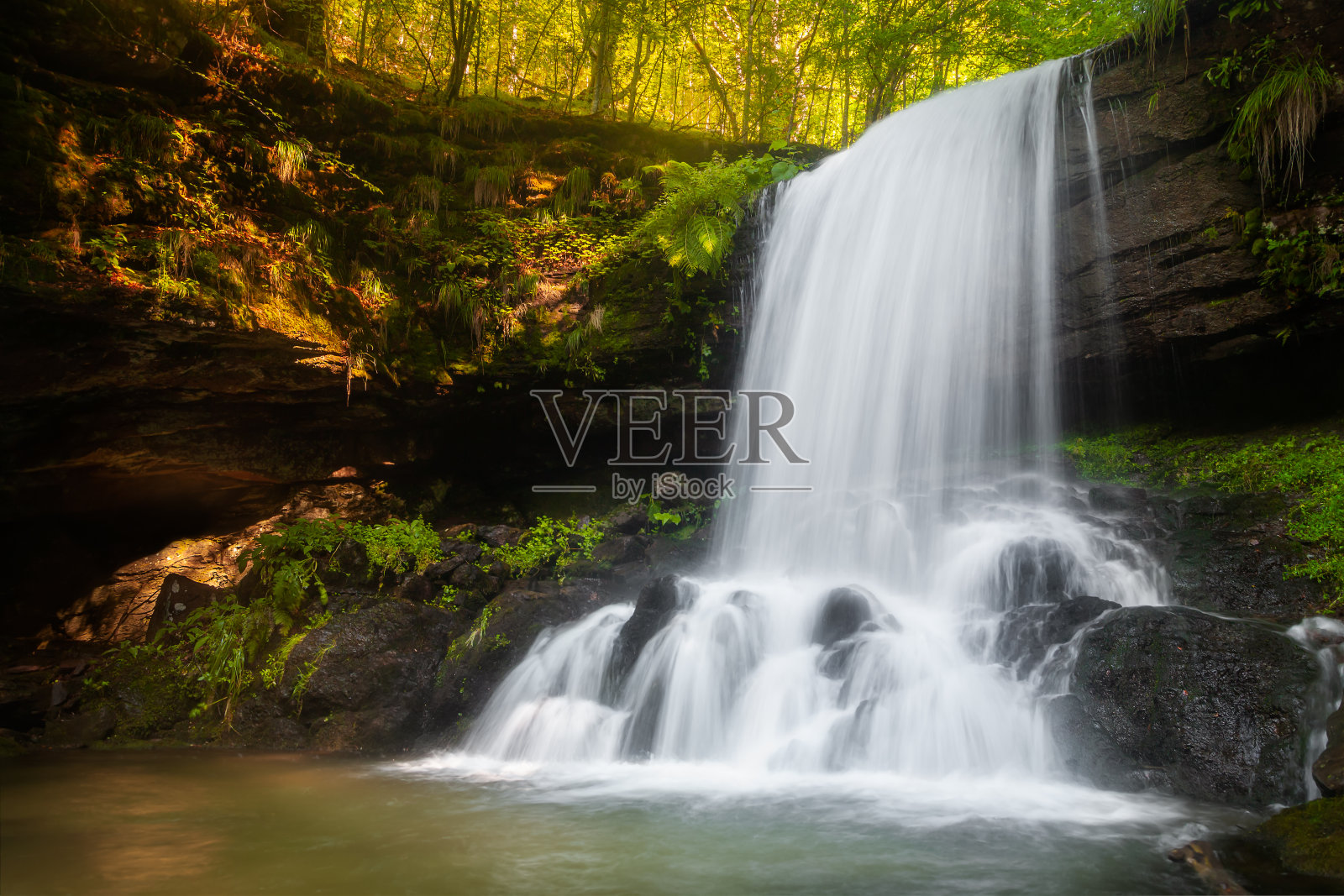令人惊叹的瀑布被称为Skok附近的塞诺科斯村在巴尔干山脉(Stara planina)，塞尔维亚照片摄影图片