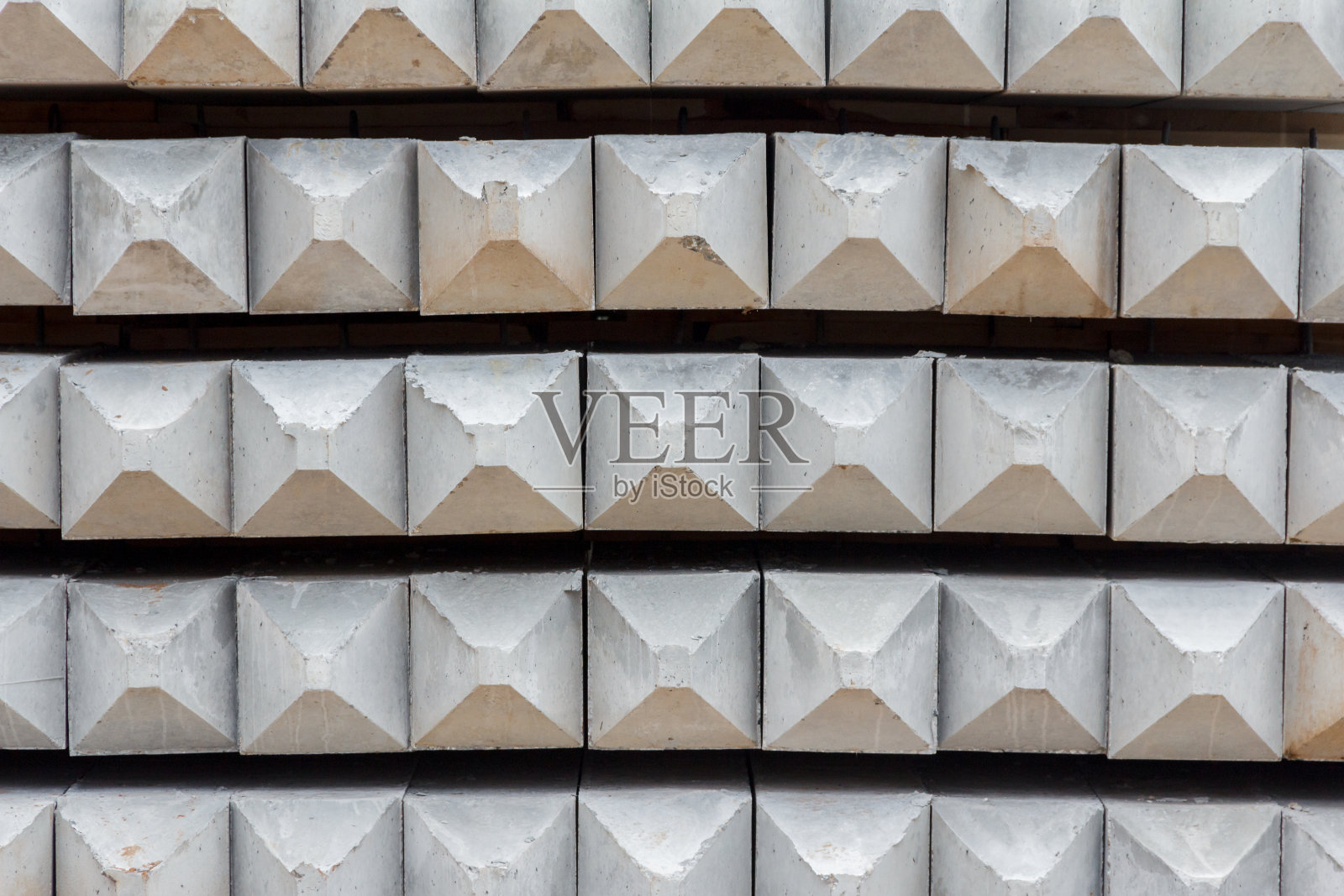 建筑物基础用钢筋混凝土桩。建筑材料。建筑物的混凝土地基照片摄影图片