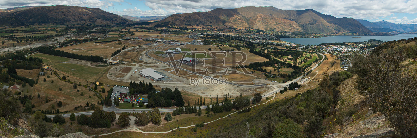 从新西兰南岛奥塔哥的铁山俯瞰瓦纳卡照片摄影图片