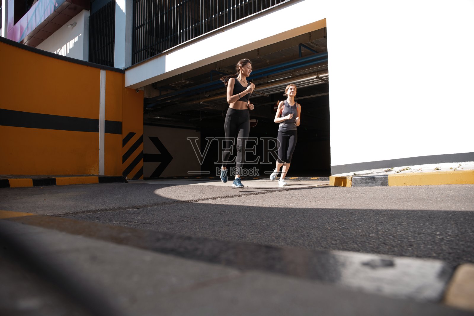 适合女性穿着运动服在户外慢跑，生活方式健康照片摄影图片