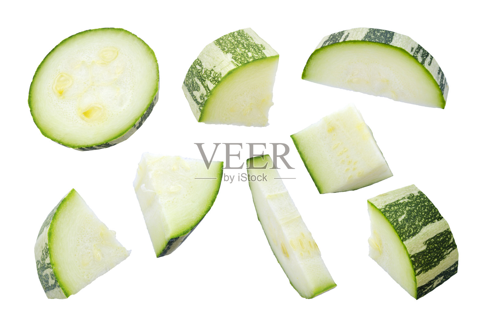 西葫芦片孤立在白色背景，俯视图。西葫芦片，西葫芦孤立于白色。西葫芦片，俯视图。丁西葫芦,特写镜头。一组小胡瓜。照片摄影图片