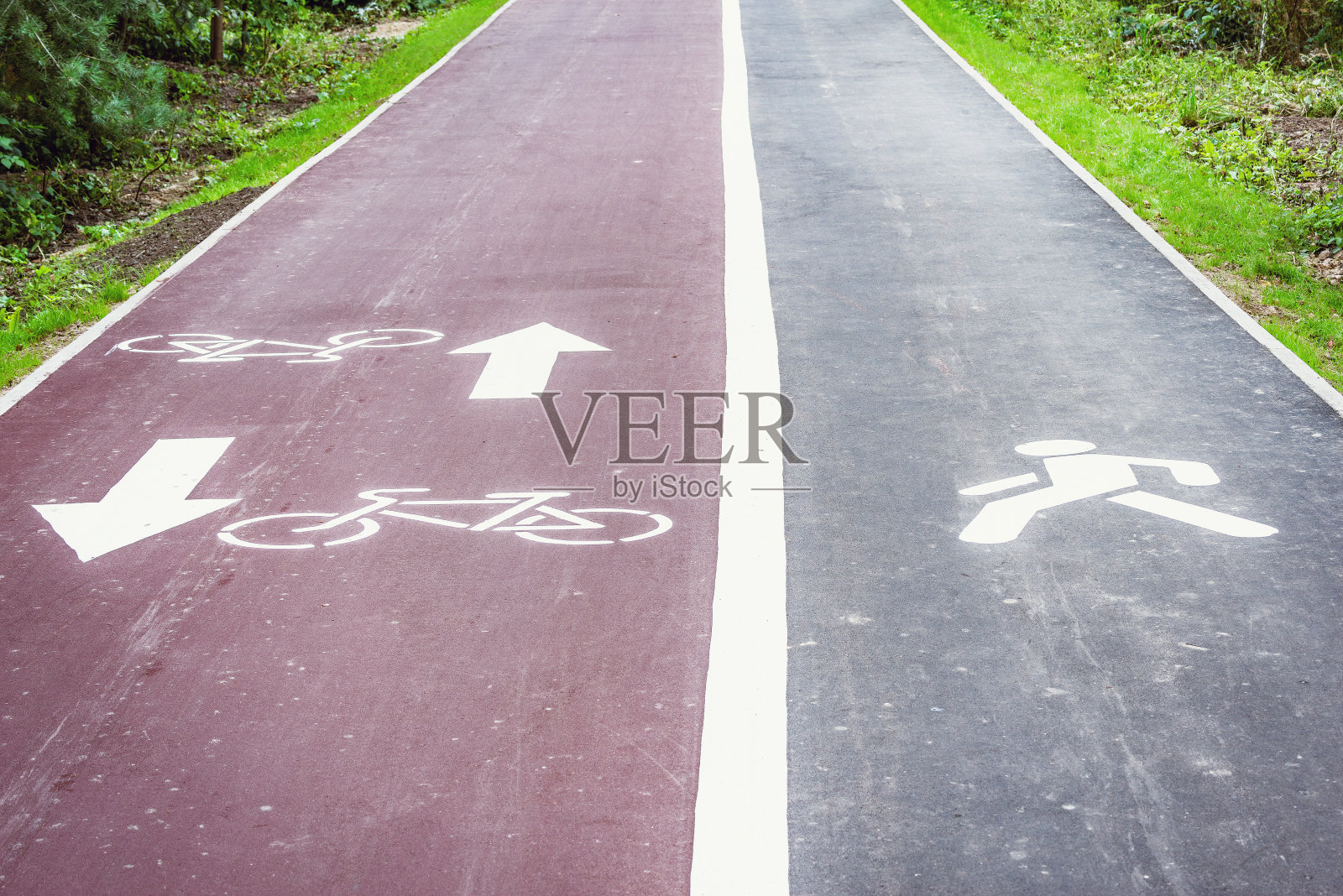 柏油路上有自行车和行人的标志。照片摄影图片