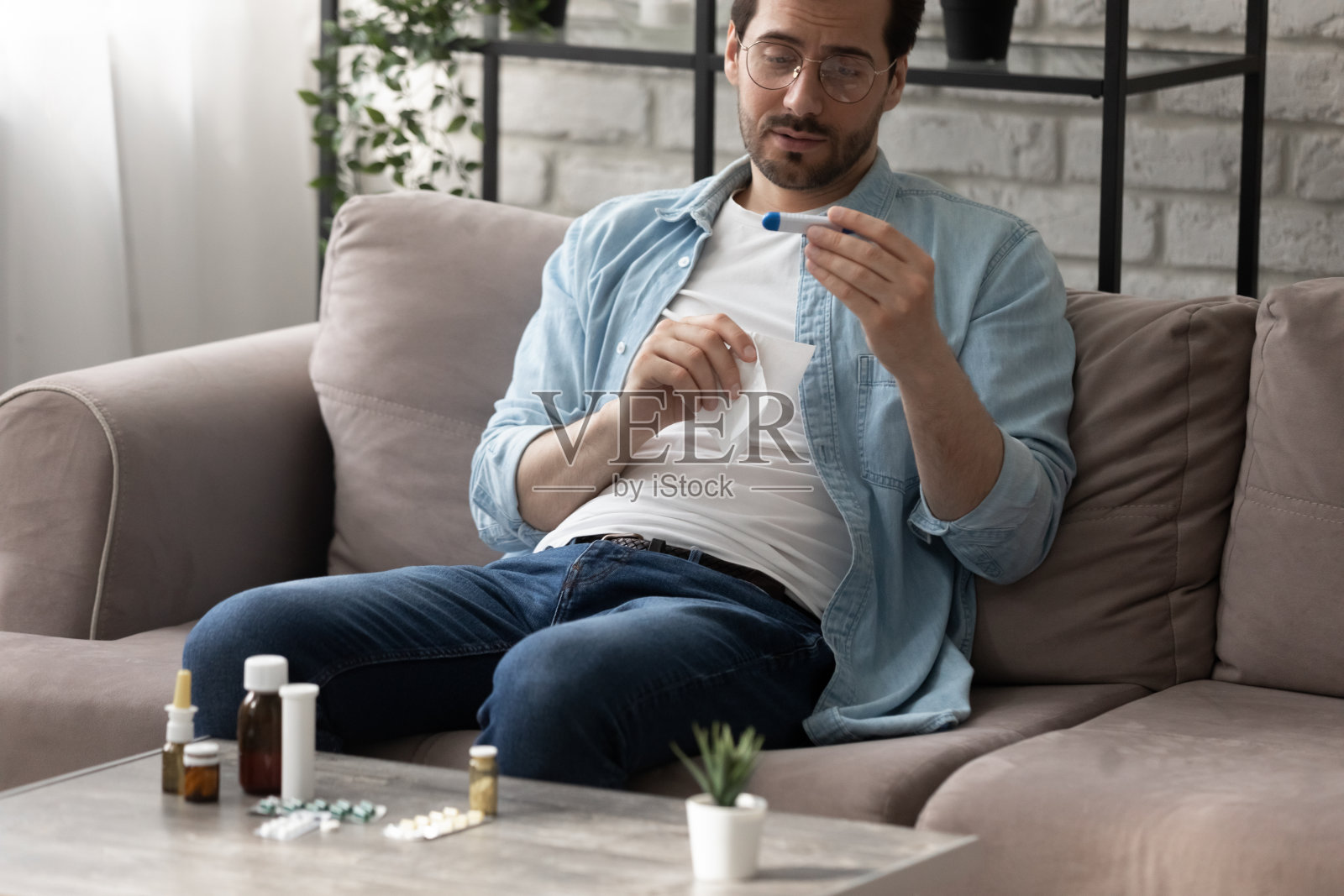 不健康的男人在家测量体温感觉不舒服照片摄影图片