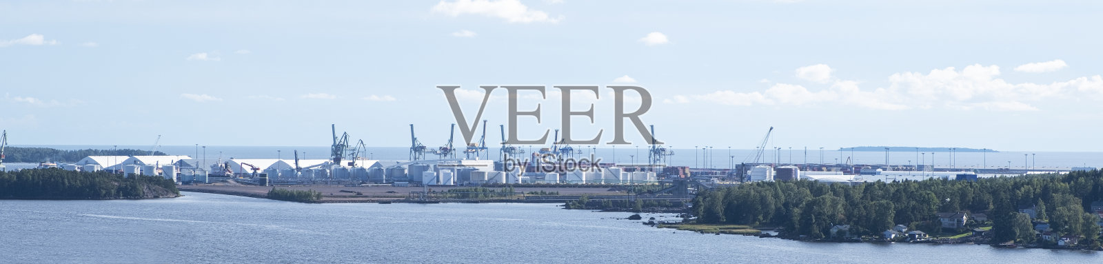 城市景观。芬兰科特卡市的商业港口。从以上观点。照片摄影图片