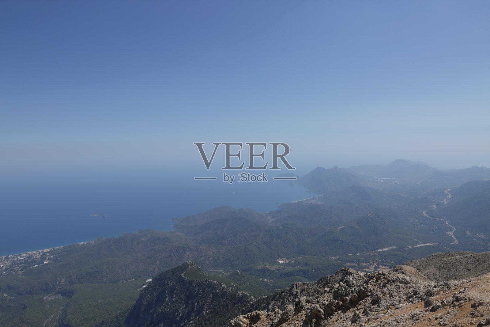 从土耳其的安塔利亚可以看到云雾缭绕的高山照片摄影图片