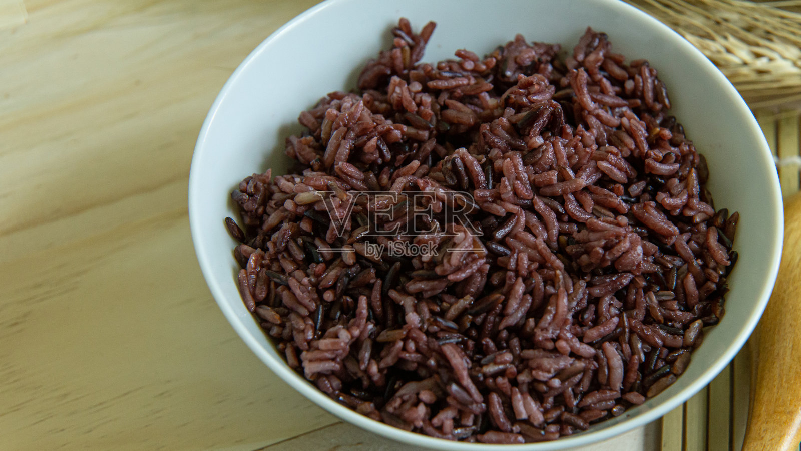 木桌上白碗里的稻子为健康食品照片摄影图片