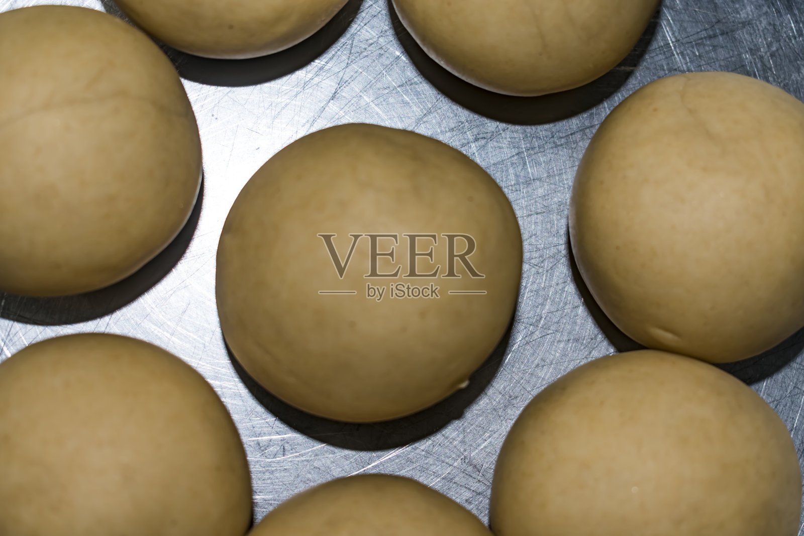 由Atta或chakki Atta制成的Roti球保存在盘子里，这是一种全麦面粉准备做Roti，一种印度新鲜面包，在家庭厨房看起来非常蓬松。照片摄影图片